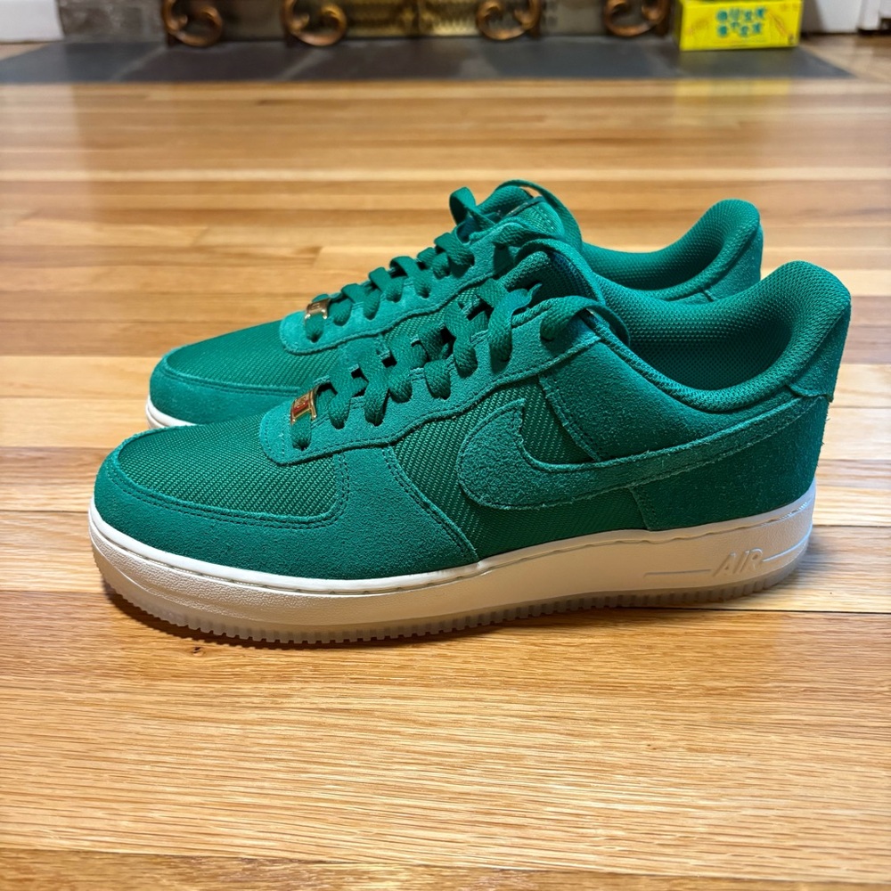 NWOB!  Men’s green & gold Nike Air Force 1!  Size 8.5